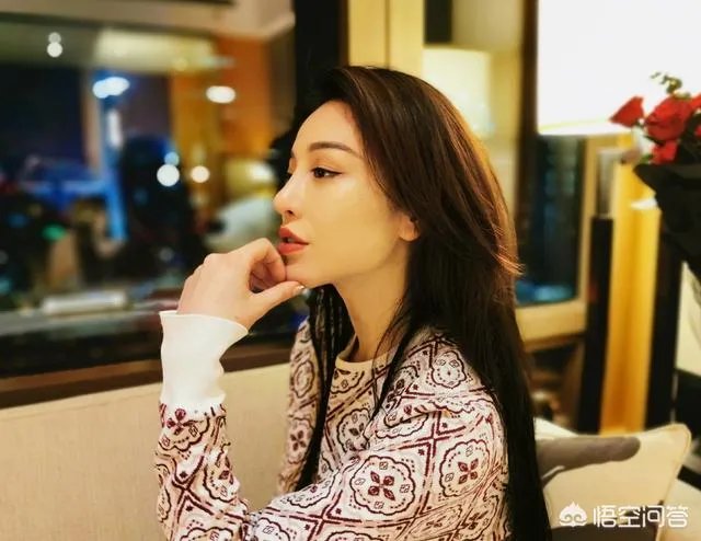 今年秋季流行什么衣服？