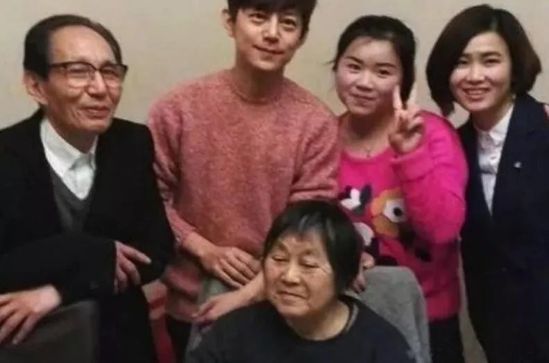 何炅结婚了没有 2016何炅一家三口照片怎么回事