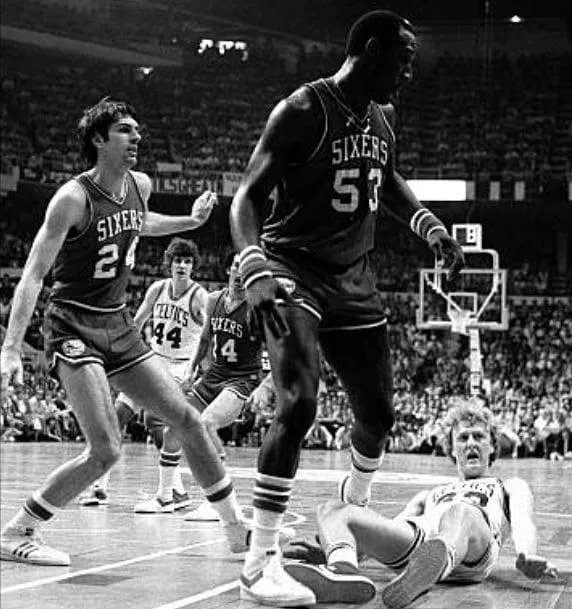 在NBA中，扣碎篮板谁最强？