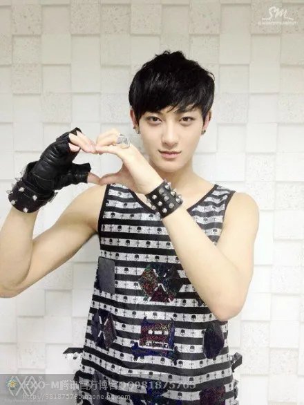 谁有EXO-M的成员的照片名字简介。 。要分开的照片和名字，，我分不清。。