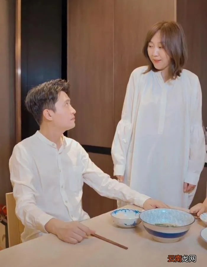 主持人杨帆和老婆结婚照，央视主持人杨帆化身老婆奴