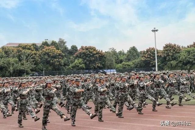 上联:请？下联:鱼虾月中游？