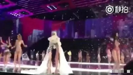 #维密大秀#为什么说“奚梦瑶一摔断送了自己的维密生涯”？