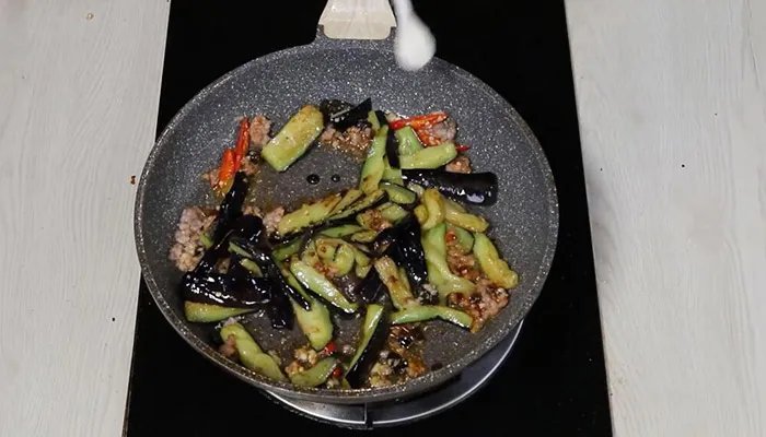 红烧茄子的简单做法 怎么做红烧茄子