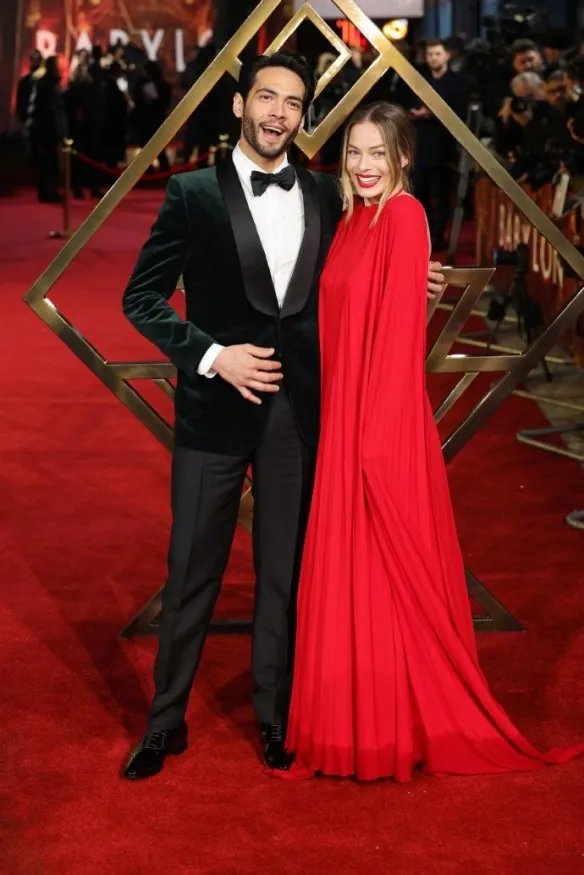 玛格特罗比惊艳亮相《巴比伦》首映 一袭红裙太美艳