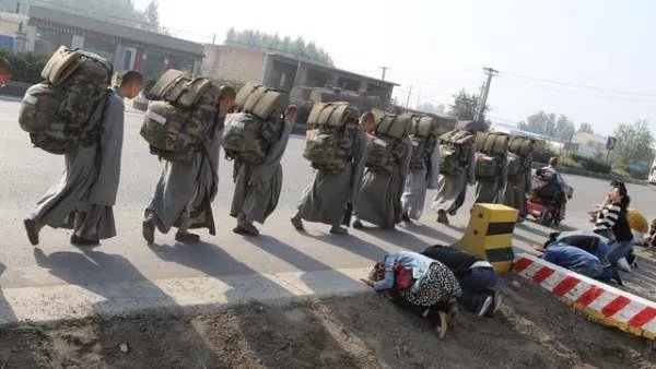 辽宁省海城市道源寺的僧众们受什么样戒律制约？