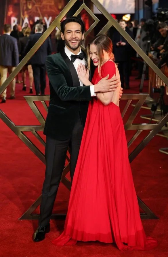 玛格特罗比惊艳亮相《巴比伦》首映 一袭红裙太美艳