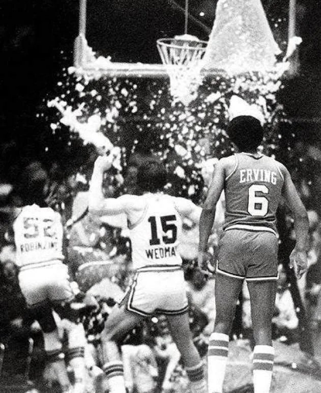 在NBA中，扣碎篮板谁最强？