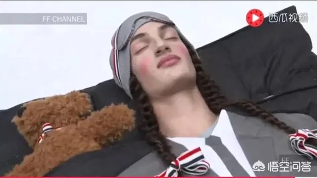 为什么时装秀设计师最后出场都穿的很朴素啊?