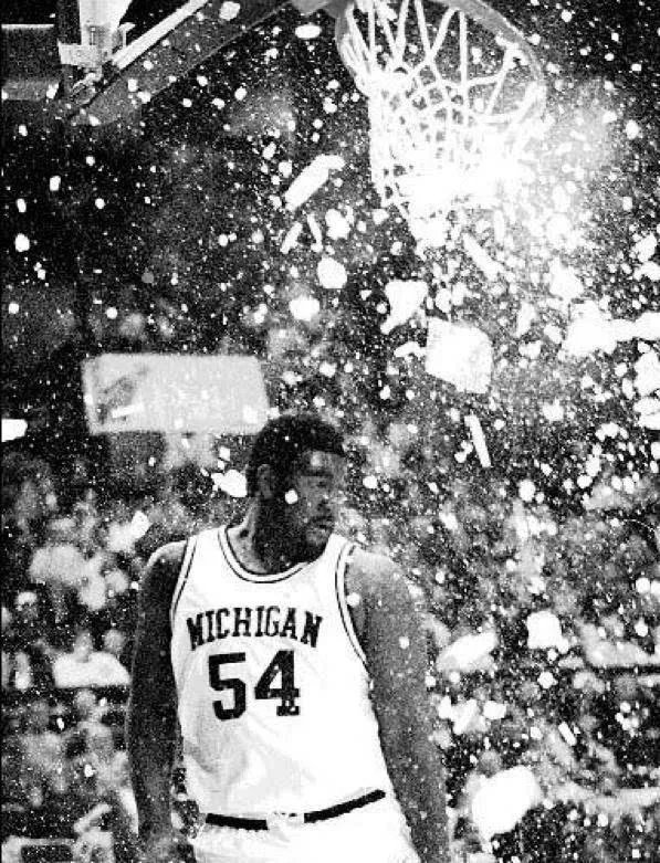 在NBA中，扣碎篮板谁最强？