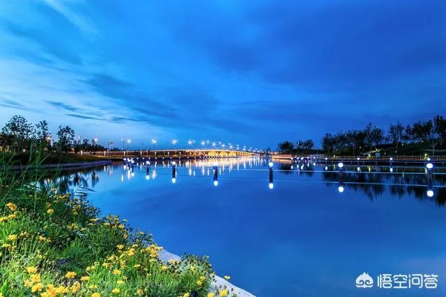 新疆克拉玛依10级狂风掀翻操场，人如纸片被吹“飞”，大风天气要如何做好防范？