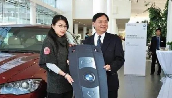 郭晶晶座驾曝光，嫁给霍启刚后车库首公开，为什么王思聪看了都自叹不如呢？