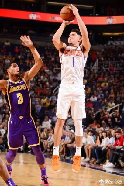 德文布克的防守真的很差吗？有说他是刷子，但今年开季这几场比赛下来感觉打的很好，你怎么看？