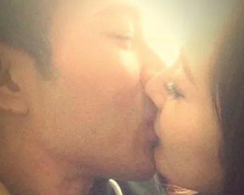 杨幂刘恺威舌吻图片曝光 生日晒亲密照秀恩爱