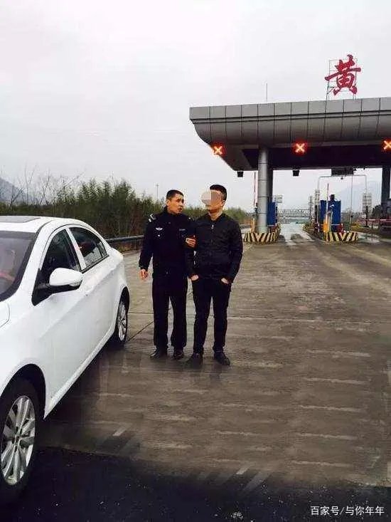 高速路上偶遇哭泣女子，交警上前询问得知她跟男友回家被弃路上，你怎么看？