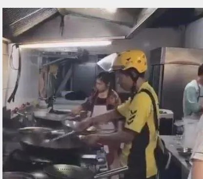 外卖小哥嫌出餐太慢自己炒菜吗?