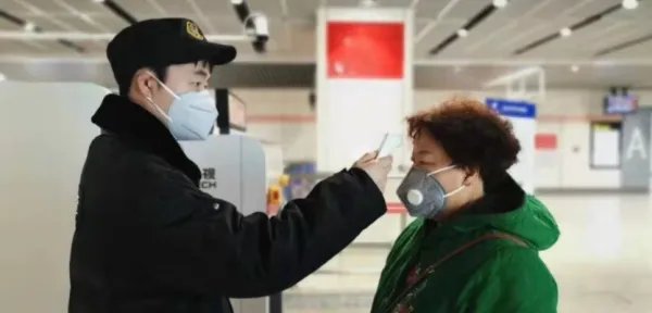 南昌地铁上，女孩没戴口罩被俩位大爷骂哭，此事引发了哪些争议？