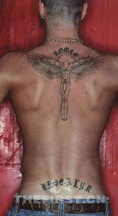 贝克汉姆背部纹身图片