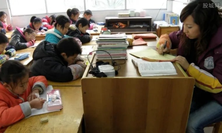小学神作逼疯老师：这个世界还有什么是真的？