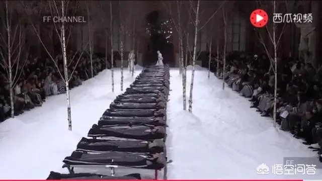 为什么时装秀设计师最后出场都穿的很朴素啊?