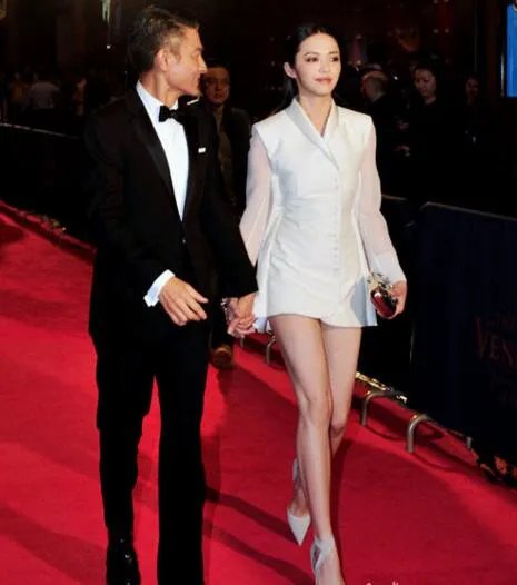 刘德华妻子朱丽倩的写真照 24年前经典玉照身材火辣