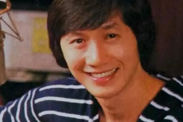 许冠杰十大经典歌曲排行榜：《半斤八两》上榜，第一百听不腻