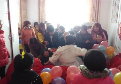 闹洞房新娘被强吻 如何正确的闹洞房