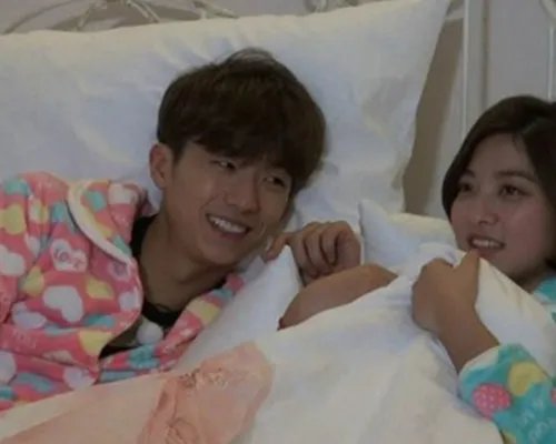 朴世荣张佑荣我们结婚了 二人卧室甜蜜看电影