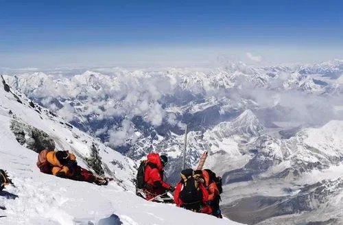 我国珠峰科考队员成功登顶，登山队员们是如何规避风险的？