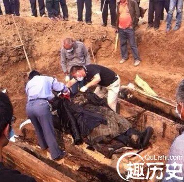 揭秘千年古墓走出活女尸 样貌凶狠让人惊悚!