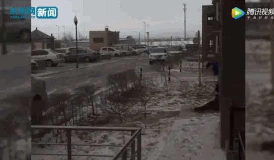 新疆克拉玛依10级狂风掀翻操场，人如纸片被吹“飞”，大风天气要如何做好防范？