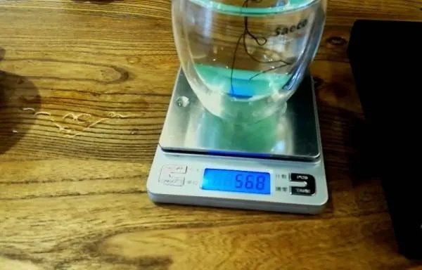 一杯水如何鉴别翡翠？