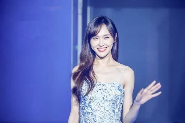 “嘉人”合影太现实了，她们是如何站位的？