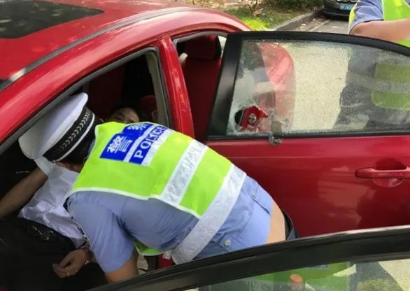 高速男子被堵10小时为何会晕倒？