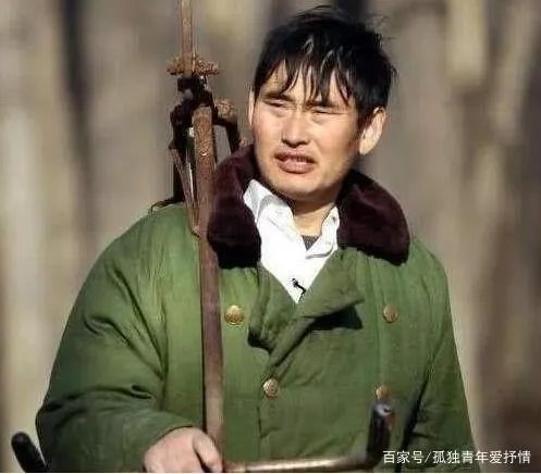 朱之文被村民“吸血”10年，家里门还总被踹开，他为何不搬家？