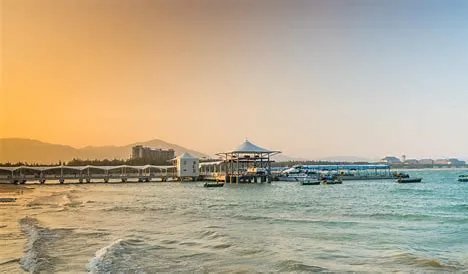 首批滞留三亚旅客将于9日下午乘机返回，目前当地情况如何？