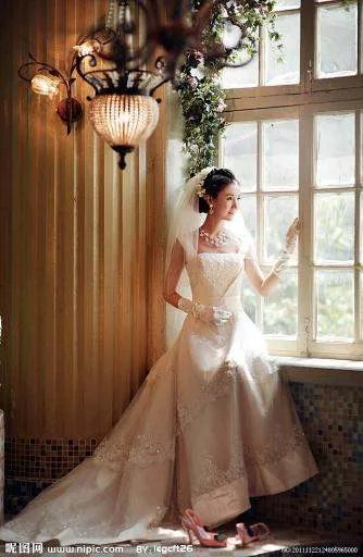 求新郎新娘图片一人一张真人的，类似下图