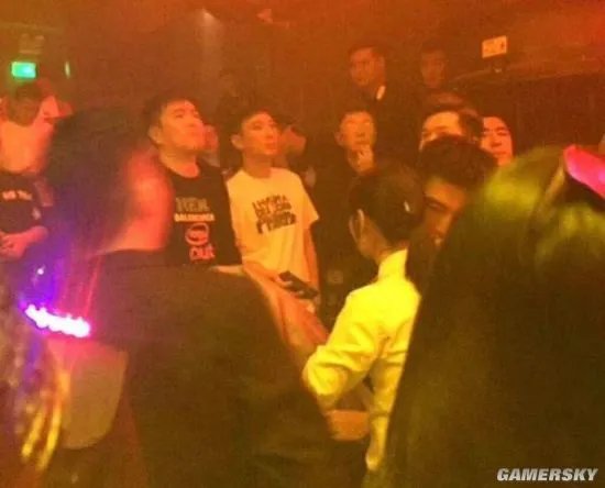 网友成都夜店偶遇王思聪：没提前预定站着狂欢