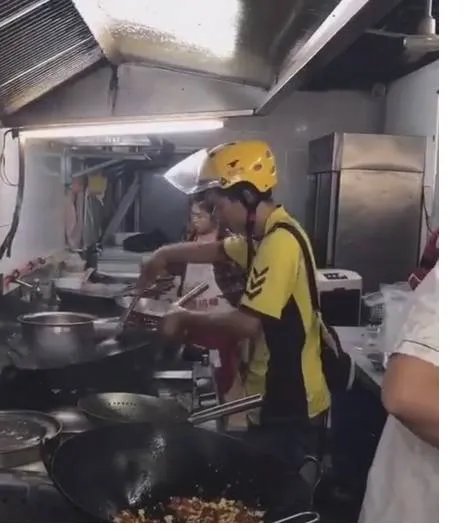 外卖小哥嫌出餐太慢自己炒菜吗？