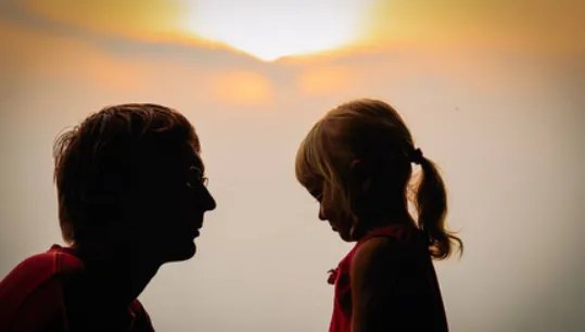 哈尔滨一男子在简陋出租房给女儿搭仙女屋，充满了怎样的爱意？