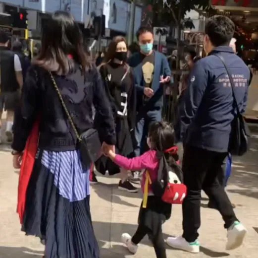 郭晶晶座驾曝光，嫁给霍启刚后车库首公开，为什么王思聪看了都自叹不如呢？