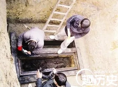 揭秘千年古墓走出活女尸 样貌凶狠让人惊悚！