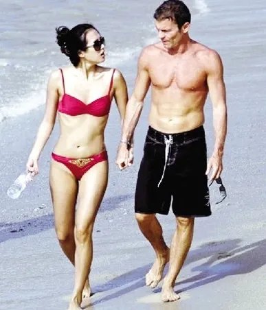 章子怡老外男友沙滩不雅照流出 举止开放不堪入目