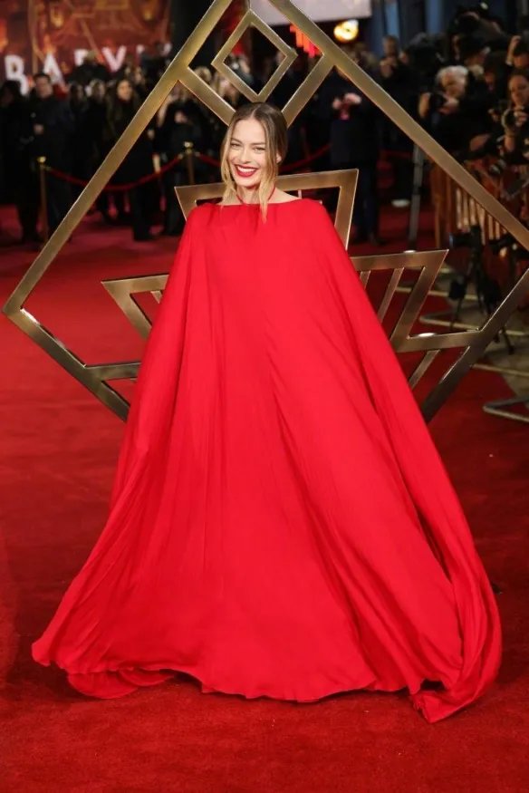 玛格特罗比惊艳亮相《巴比伦》首映 一袭红裙太美艳