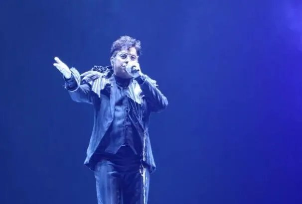 许冠杰十大经典歌曲排行榜：《半斤八两》上榜，第一百听不腻