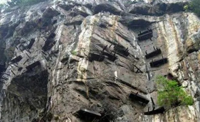 千古悬棺之谜简介 悬棺是怎么被放上去的？