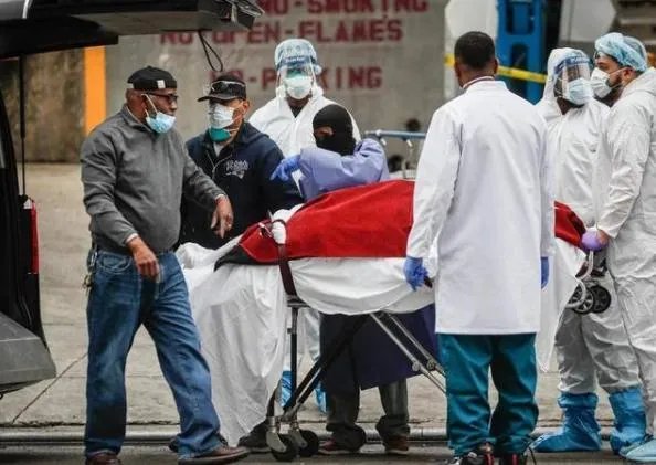 为何有人说瑞典第1个向新冠疫情“投降”，是害人又害己呢？