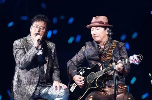 许冠杰十大经典歌曲排行榜：《半斤八两》上榜，第一百听不腻