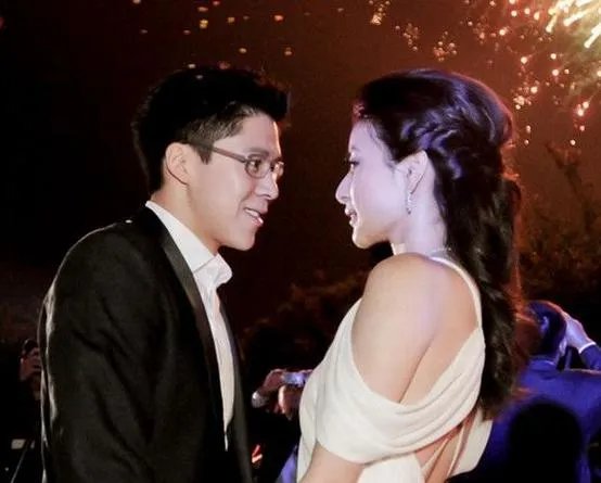 郭晶晶座驾曝光，嫁给霍启刚后车库首公开，为什么王思聪看了都自叹不如呢？