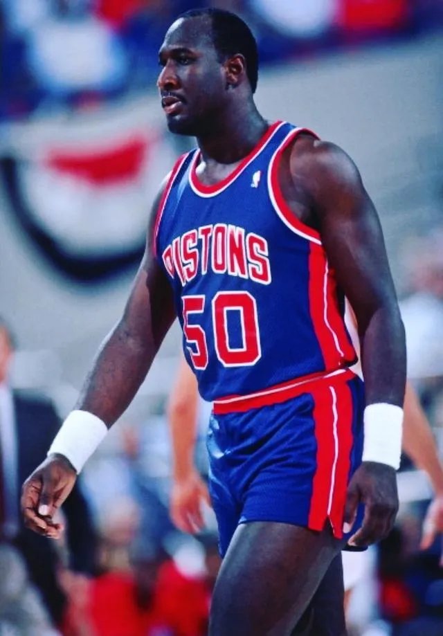 在NBA中，扣碎篮板谁最强？